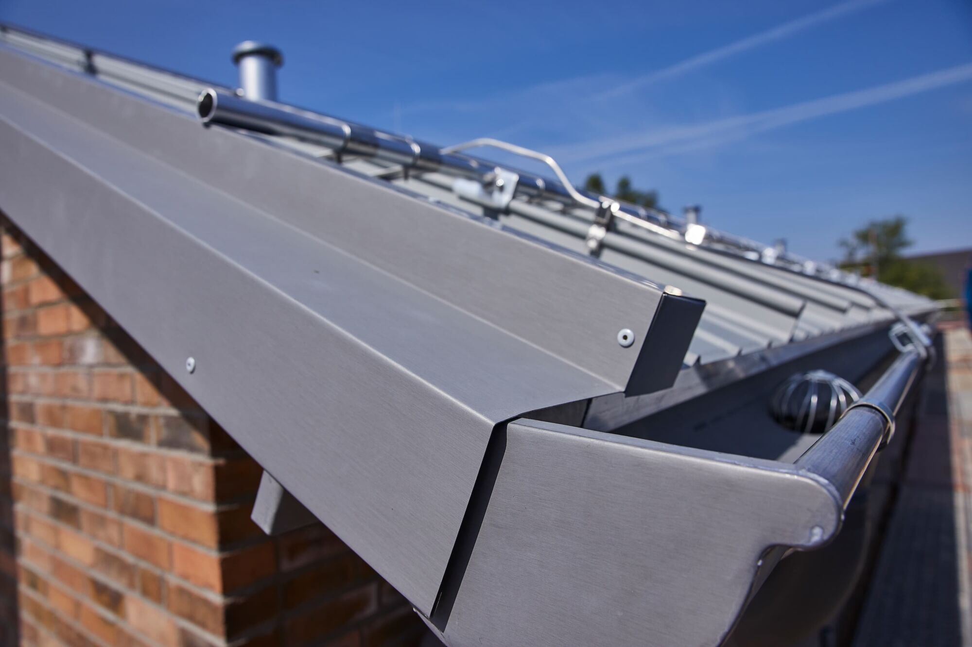 ADOBESTOCK_386045107 | Serrurerie Keller Quels sont les avantages d’une toiture en aluminium ? Sélestat