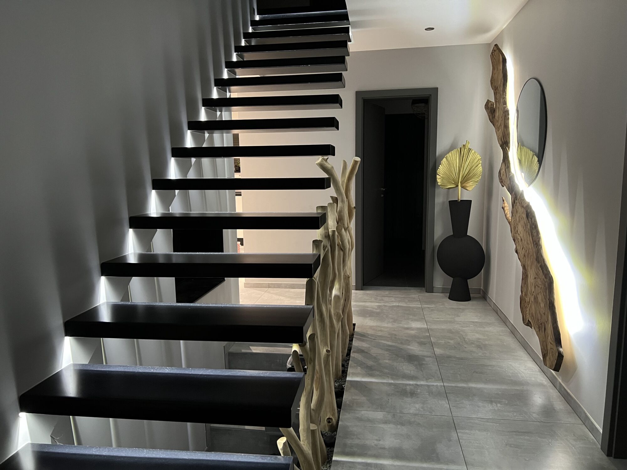 Comment int&eacute;grer un escalier m&eacute;tallique dans un int&eacute;rieur moderne sans effet &ldquo;industriel froid&rdquo; ? S&eacute;lestat